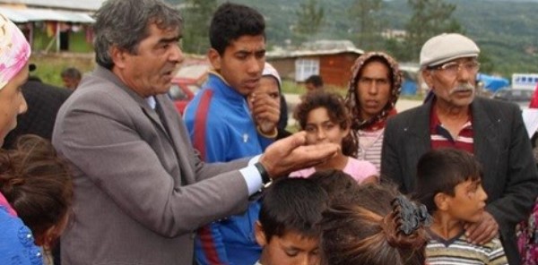 İTALYAN KAMPINDAKİ ROMANLARA KİRA YARDIMI