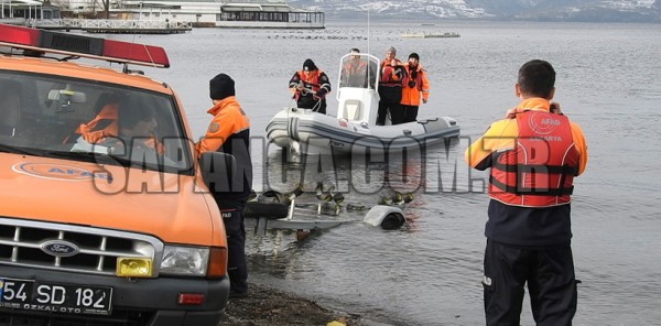 GÖLDE MAHSUR KALAN VATANDAŞ KURTARILDI