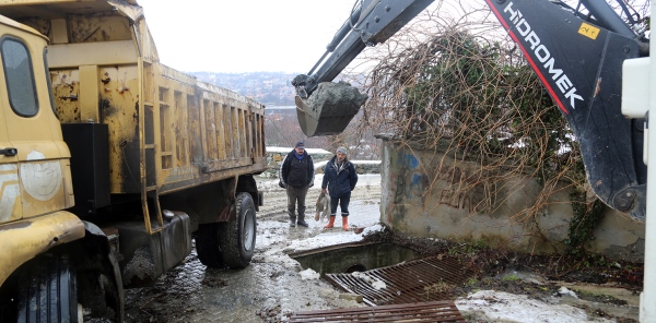 YAĞMUR SUYU KANALLARI TEMİZLENİYOR