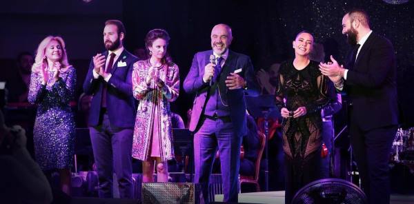 EBRU GÜNDEŞ SAPANCA'DA SAHNE ALDI