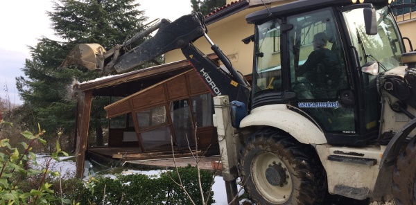 SAPANCA’DA KAÇAK YAPILAR YIKILIYOR