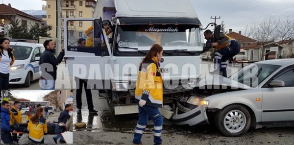 SAPANCA'DA TRAFİK KAZASI: 4 YARALI