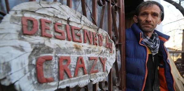 AĞAÇ VE KÖKLERİNİ EV EŞYASINA DÖNÜŞTÜRÜYOR