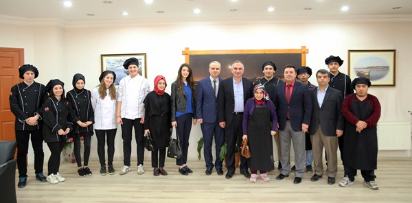 ÖĞRENCİLERDEN SAPANCA BELEDİYE BAŞKANI YILMAZER’E ZİYARET