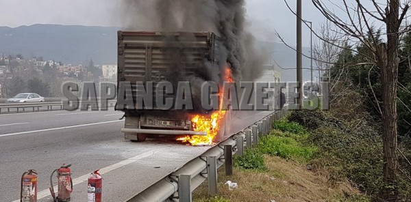 HAREKET HALİNDEKİ TIRIN LASTİKLERİ YANDI