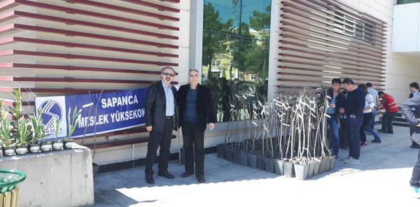 ÖĞRENCİLERDEN ÇALIŞANLARA MEYVE FİDANI