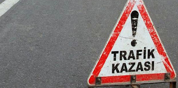 MOTOSİKLET OTOMOBİLLE ÇARPIŞTI: 1 YARALI