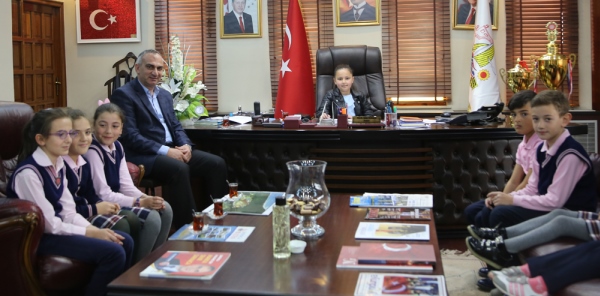 BAŞKAN KOLTUĞUNU ERVA ÇAPOĞLU'NA DEVRETTİ