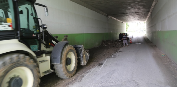 ALT GEÇİDİN ZEMİNİ ONARILIYOR