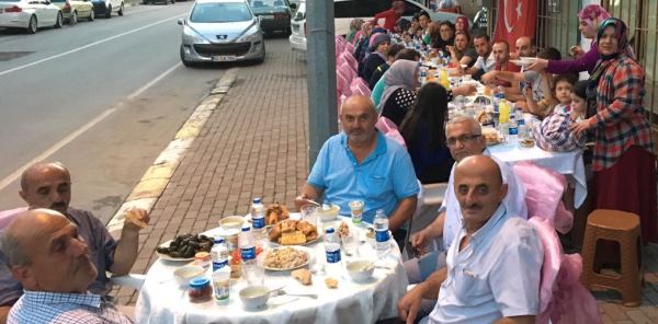 KOMŞULAR SOKAK İFTARINDA BULUŞTU