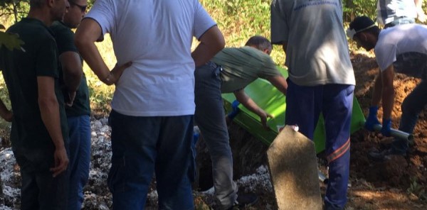 YANLIŞ MEZARI TAŞIYINCA, KARAKOLLUK OLDULAR