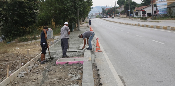 SAPANCA'DA KALDIRIMLAR YENİLENİYOR
