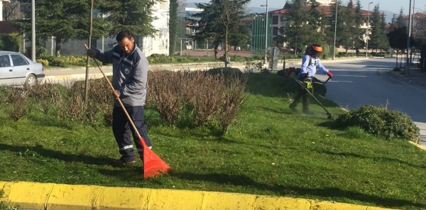PARK BAHÇELER MÜDÜRLÜĞÜ HIZ KESMEDEN ÇALIŞIYOR