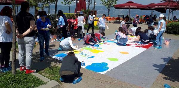 ÇOCUK DERNEĞİ'NDEN RENGARENK ETKİNLİK