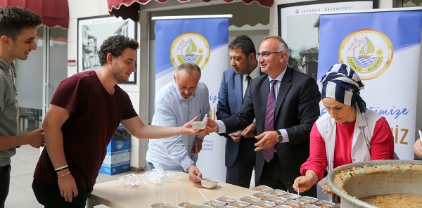 BELEDİYEDEN ÜNİVERSİTE ÖĞRENCİLERİNE AŞURE İKRAMI