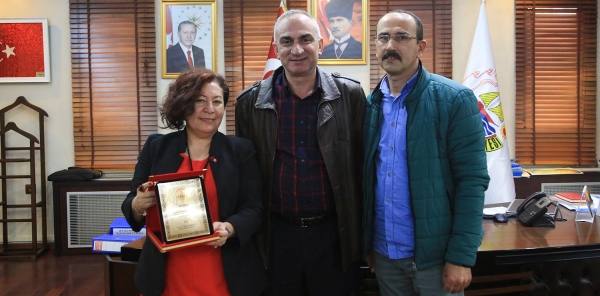 YILMAZER'DEN, BELGİN DAL'A PLAKET