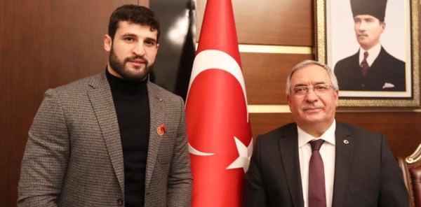 ŞAMPİYONDAN VALİ NAYİR'E ZİYARET