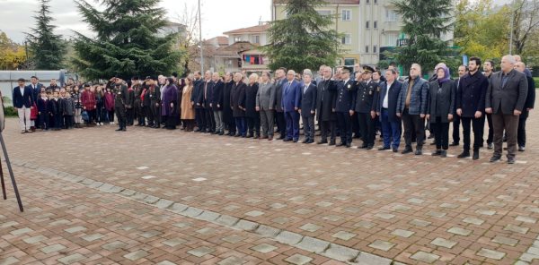 ÖĞRETMENLER GÜNÜ SEBEBİYLE TÖREN DÜZENLENDİ