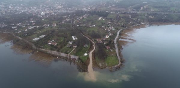 GÖLE ÇÖP SULARI AKMAYA DEVAM EDİYOR