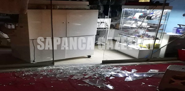 SAPANCA SAHİLİNDE DÜKKAN CAMLARINI KIRARAK ZARAR VERDİLER