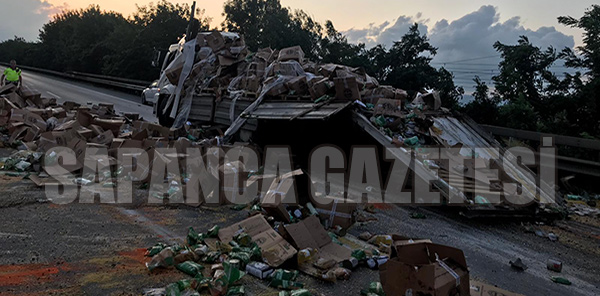 TIR DEVRİLDİ UZUN ARAÇ KUYRUKLARI OLUŞTU