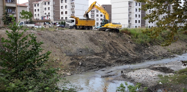 İSTANBULDERE'DE ATIKLAR TEMİZLENİYOR