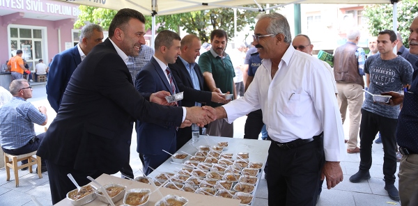 BELEDİYE AŞURE DAĞITTI