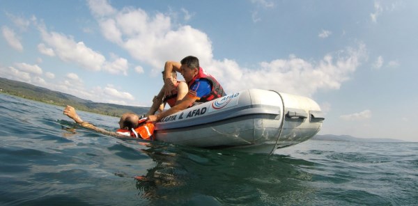 SAPANCA GÖLÜ'NDE HAREKETLİ DAKİKALAR