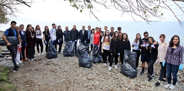 YABANCI ÖĞRENCİLER SAPANCA GÖLÜ'NÜ TEMİZLEDİ
