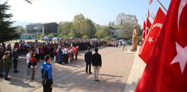 CUMHURİYET KUTLAMALARI ÇELENK SUNUMUYLA BAŞLADI