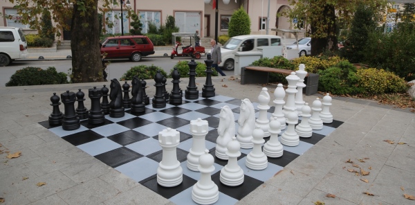 SAPANCA'DA PARKLAR SATRANÇLA RENKLENİYOR