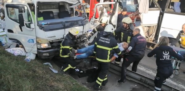 TURİST MİDİBÜSÜ KAZA YAPTI: 7 YARALI