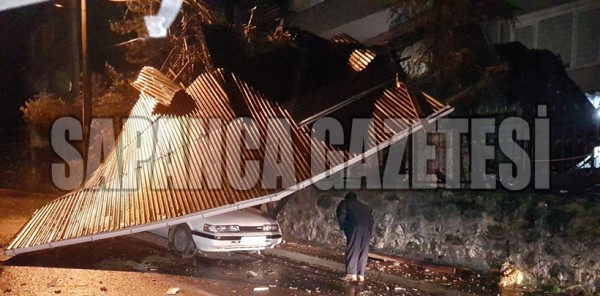 UÇAN ÇATI PARK HALİNDEKİ ARACIN ÜZERİNE DÜŞTÜ