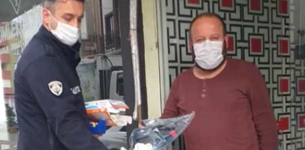 KUAFÖR VE BERBERLERE MASKE DAĞITILDI