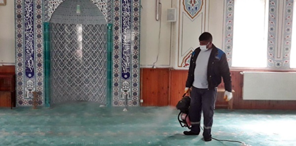 CAMİLER CUMA NAMAZI İÇİN DEZENFEKTE EDİLİYOR