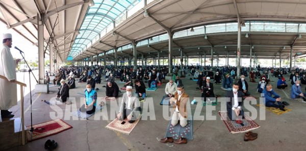 SOSYAL MESAFELİ İLK CUMA NAMAZI KILINDI