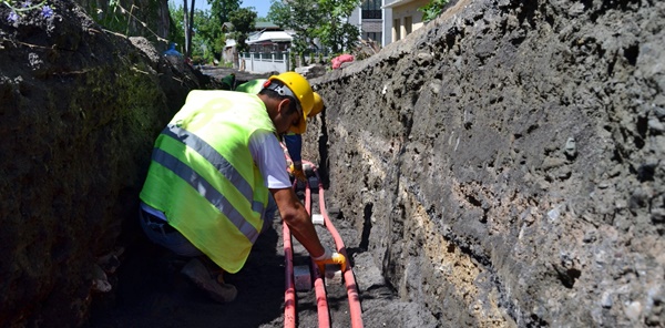 ELEKTRİK TELLERİ YER ALTINA ALINIYOR