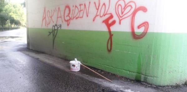 DUVARLAR İLAN TAHTASINA DÖNDÜ