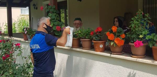65 YAŞ ÜSTÜ VATANDAŞLARA MASKE VE KOLONYA DAĞITILIYOR