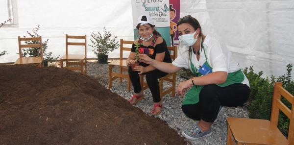 ÖĞRENCİLER FESTİVALDE BİTKİ DİKİMİ ÖĞRENİYOR