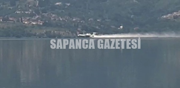 DİKKAT! YANGIN SÖNDÜRME UÇAĞI GÖLDEN SU ALIYOR