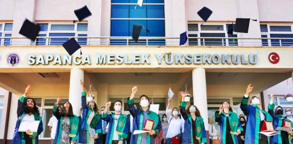 SAPANCA MYO'DA MEZUNİYET COŞKUSU