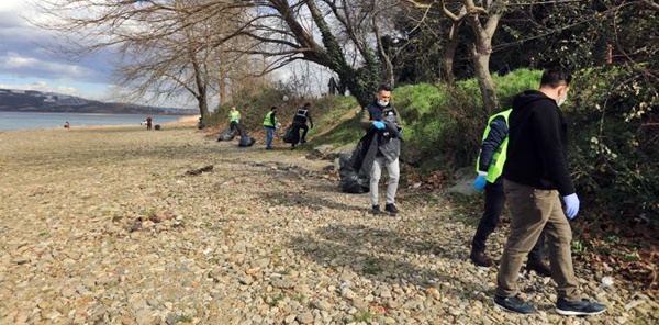SASKİ, SAPANCA GÖLÜ ETRAFINDA RUTİN TEMİZLİK ÇALIŞMALARINA DEVAM EDİYOR