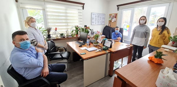 SAPANCA KAYMAKAMI VE BELEDİYE BAŞKANI KORONA AŞISI OLDU