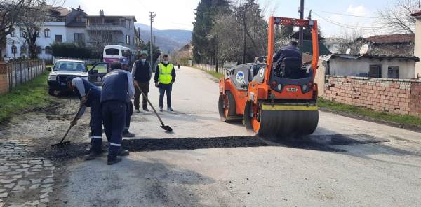 KARDA BOZULAN YOLLAR ONARILIYOR