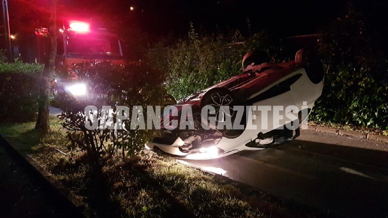 TRAFİĞE KAPALI YOLDAKİ BARİYERLERE ÇARPTI