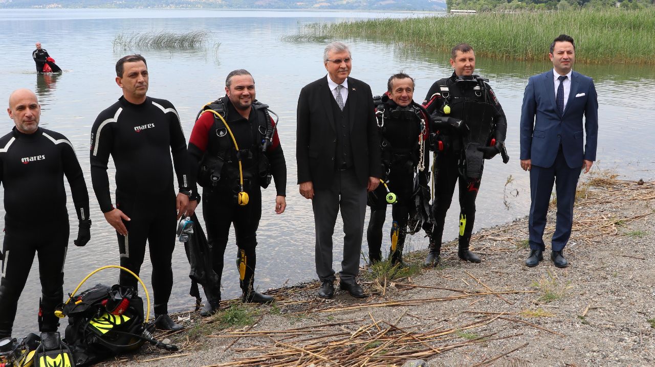 SAPANCA GÖLÜ'NDE TEMİZLİK YAPILDI