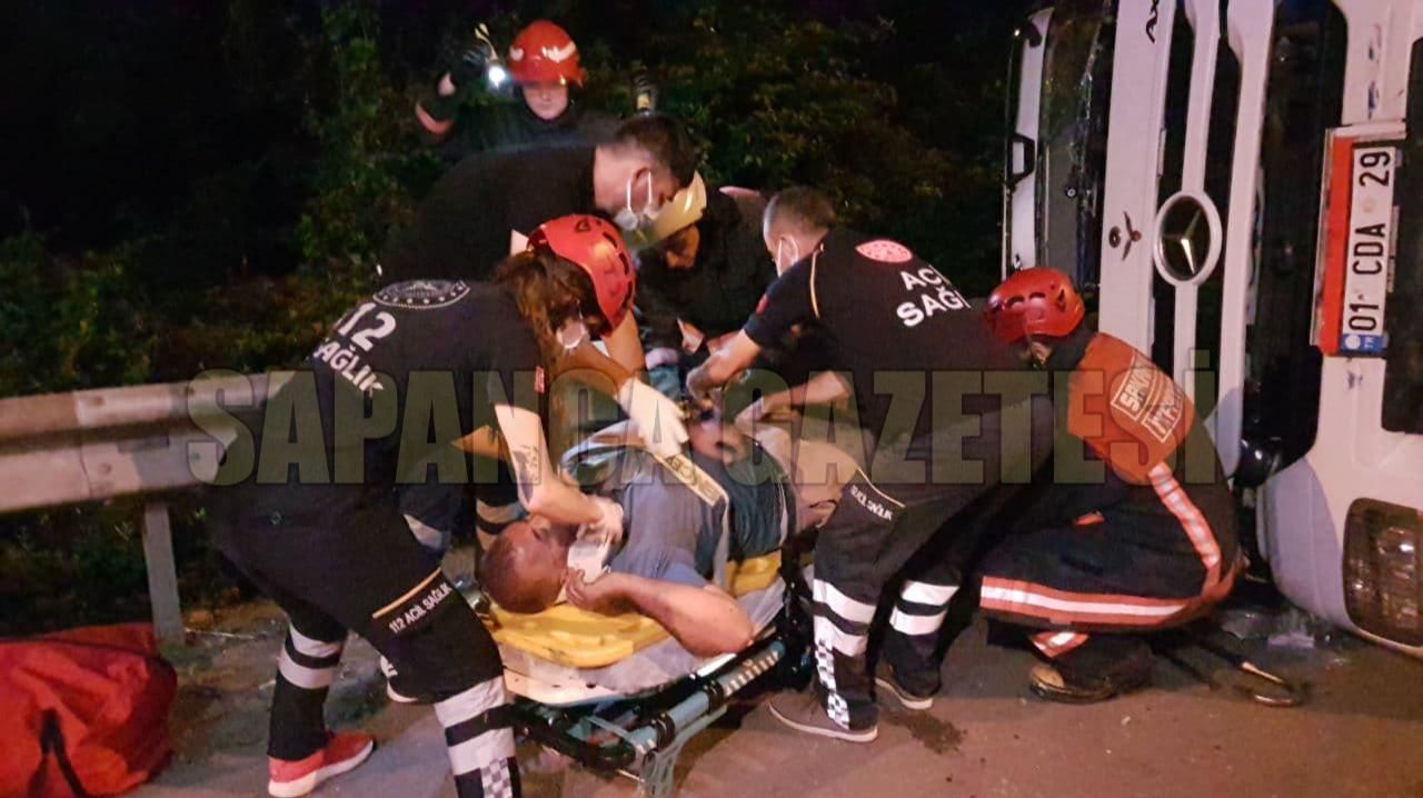 DEVRİLEN TIRDA SIKIŞAN SÜRÜCÜ YARALANDI