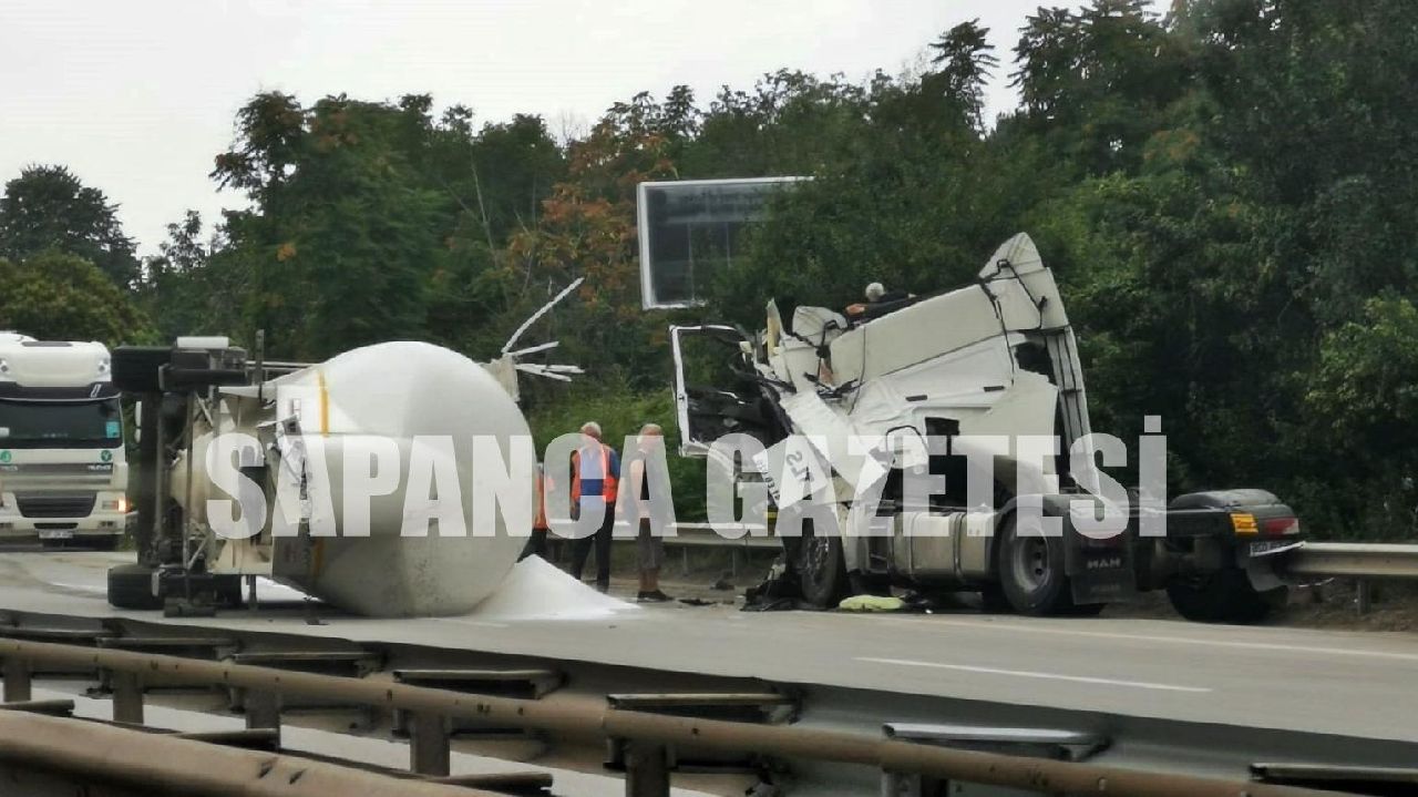 SAPANCA'DA DEVRİLEN TIRIN SÜRÜCÜSÜ YARALANDI