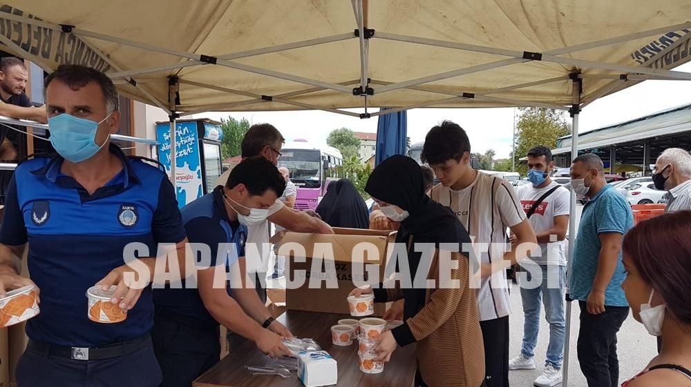 BELEDİYE 8 BİN ADET AŞURE DAĞITTI